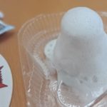 Warsztaty rodzinne "Poznajemy emocje z Kamą Lamą" - eksperyment podczas zajęć: biała piana wypływa z pojemnika ustawionego w plastikowej tacce - wulkan złości.